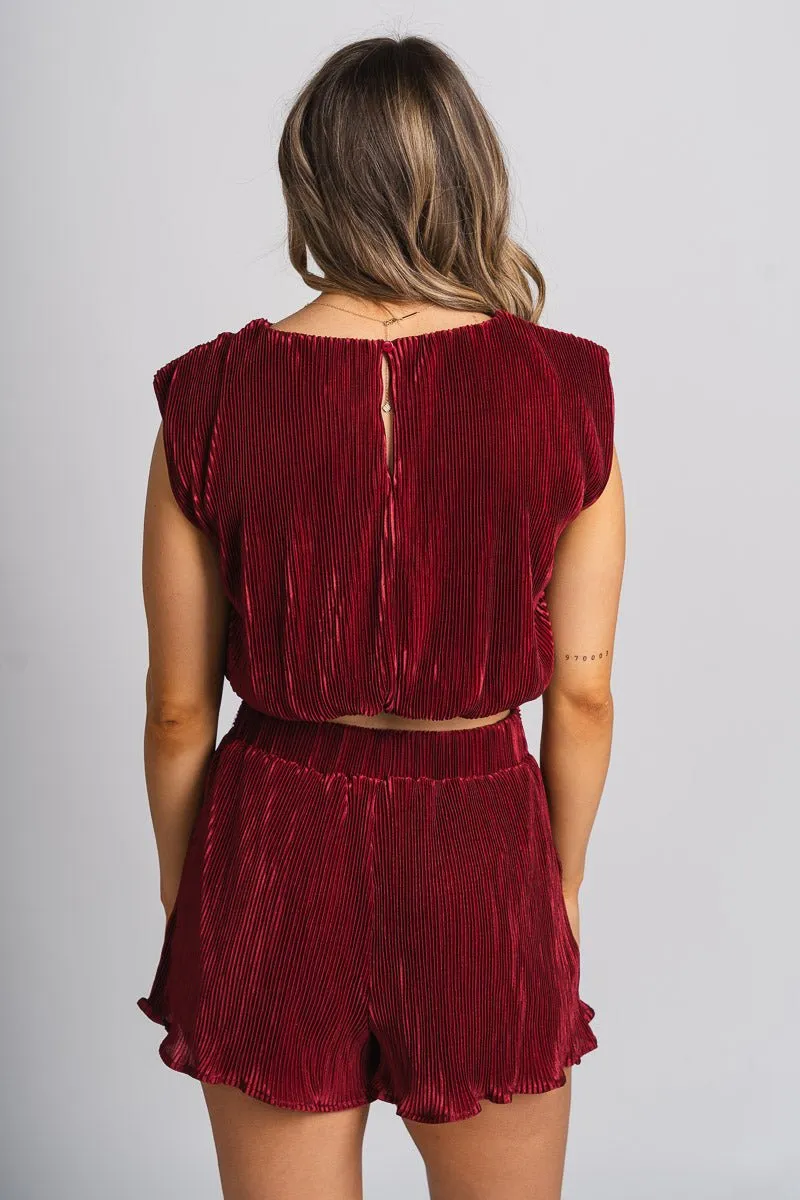 Pleated sleeveless tank top maroon