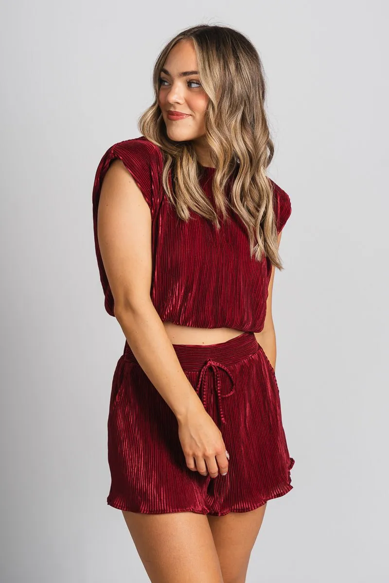 Pleated sleeveless tank top maroon